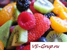 Фруктовый салат - хороший вариант пополнить личный запас воды и витаминов